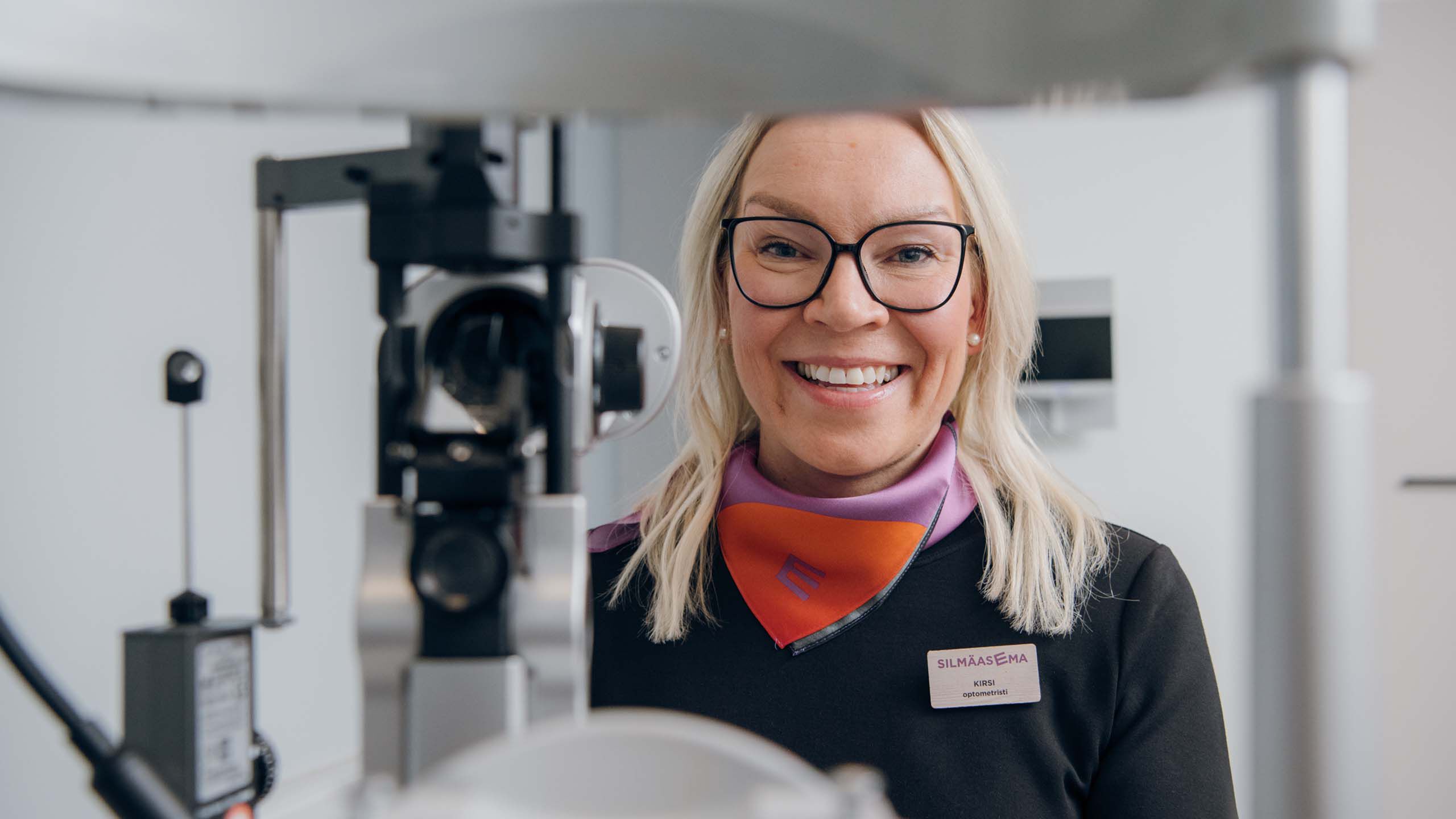 Optikko katselee kameraan mikroskoopin l&auml;pi.